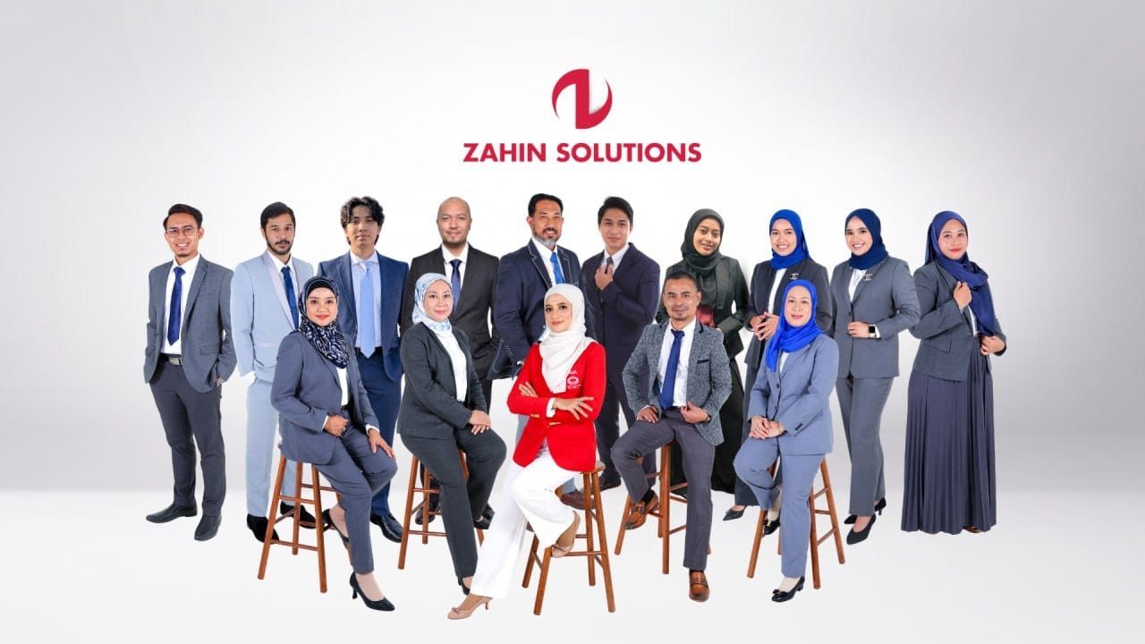 Pasukan Zahin Solutions bergambar bersama di bawah logo agensi